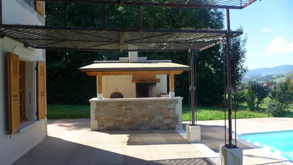 The summer kitchen with its bread oven