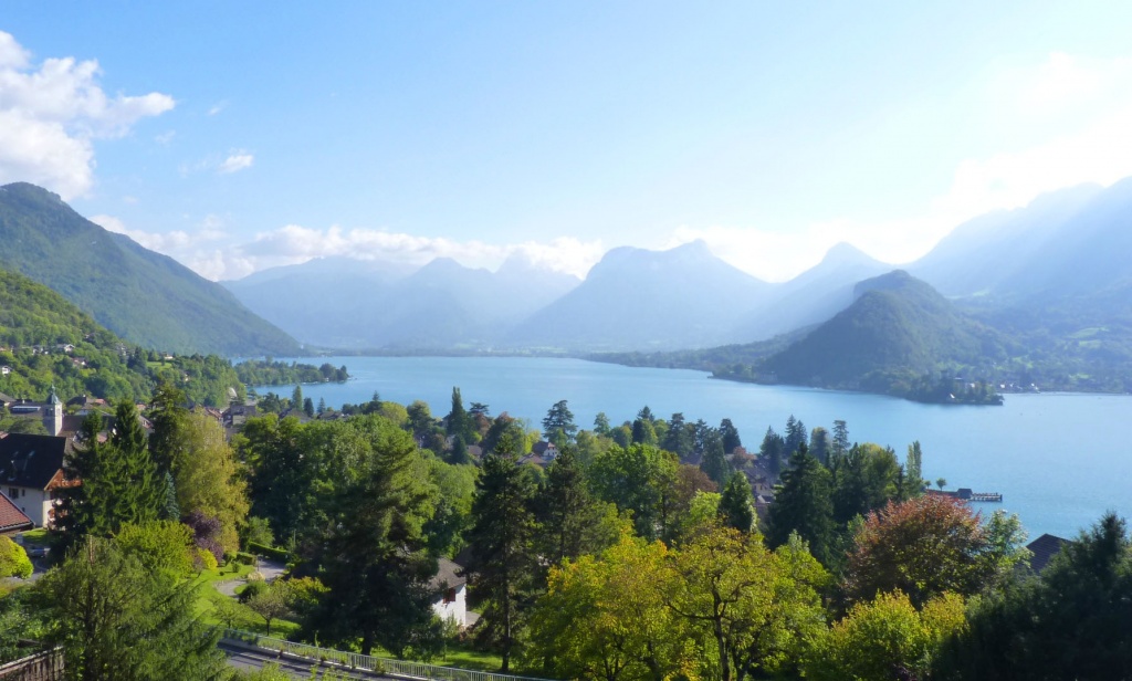 Beautiful land for sale with stunning views over the Annecy Lake