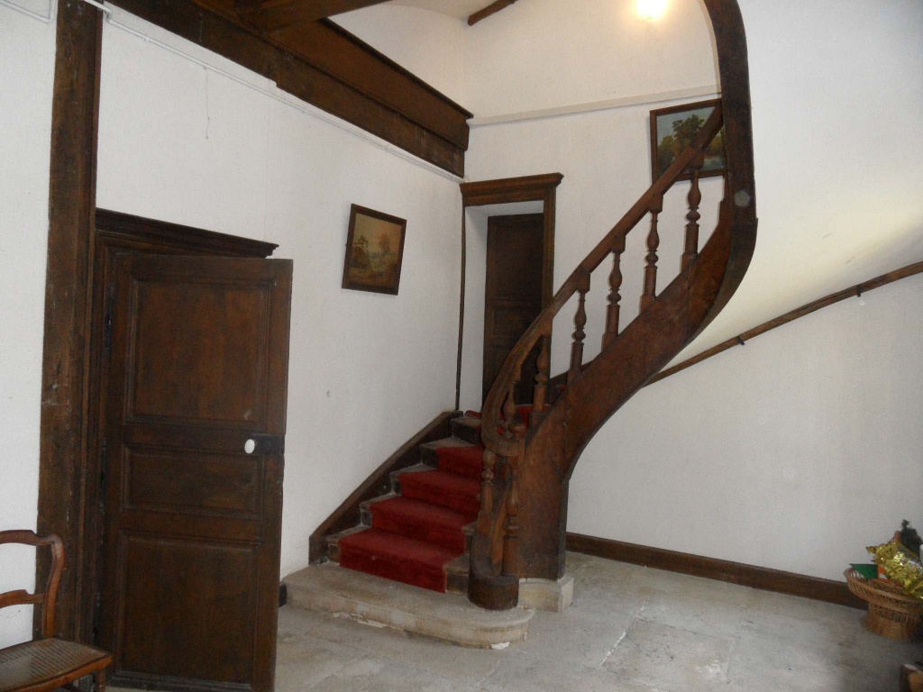 Très belle cage d'escalier (dalles au sol + escalier à balustrades)