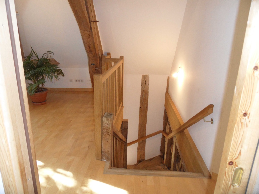un escalier intéieur en bois