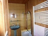 au RDC : une salle de bains et des wc